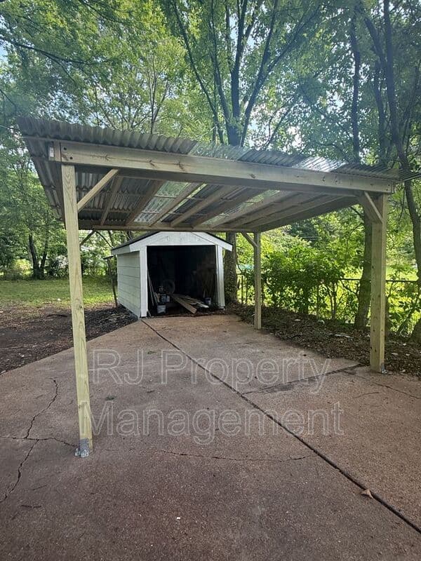 Memphis House: 332 Flynn Rd