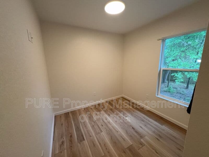 Williston House: 11330 NE 66th Lane