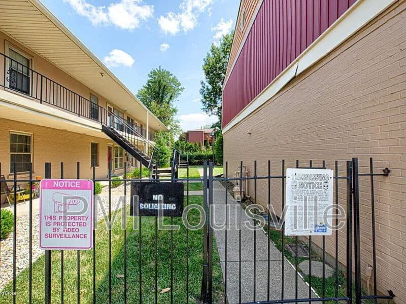 Louisville Condo: 1962 Goldsmith Ln
