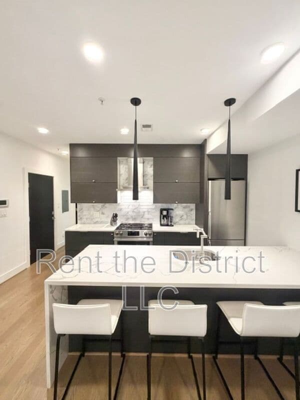 Washington Condo: 2615 University Place NW