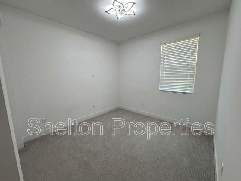 Avondale House: 10213 W Fairmount Ave