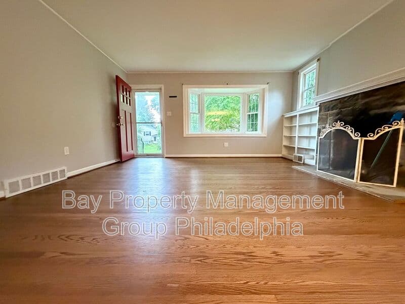Glenside House: 300 Winding Way