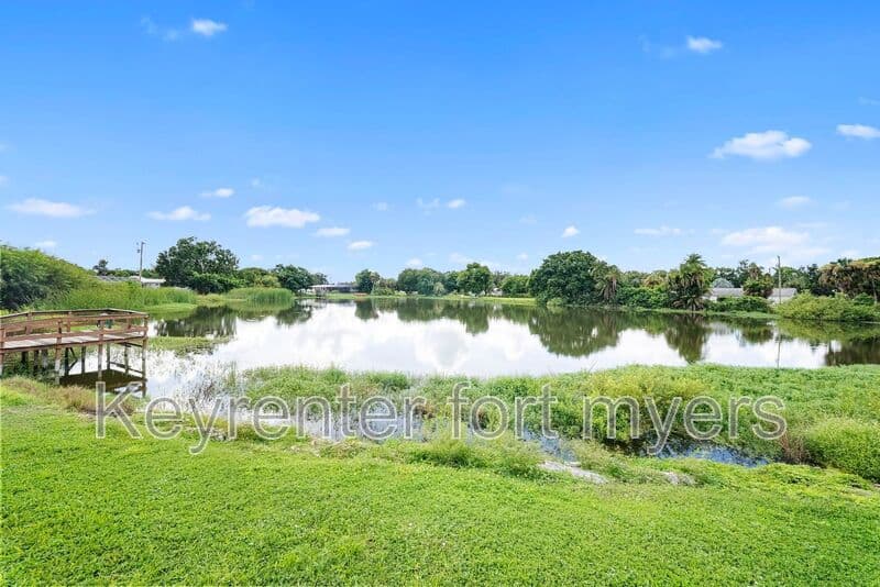North Fort Myers House: 275 Lakeview Dr