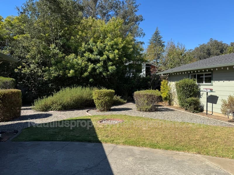 Santa Cruz House: 323 Spring Street