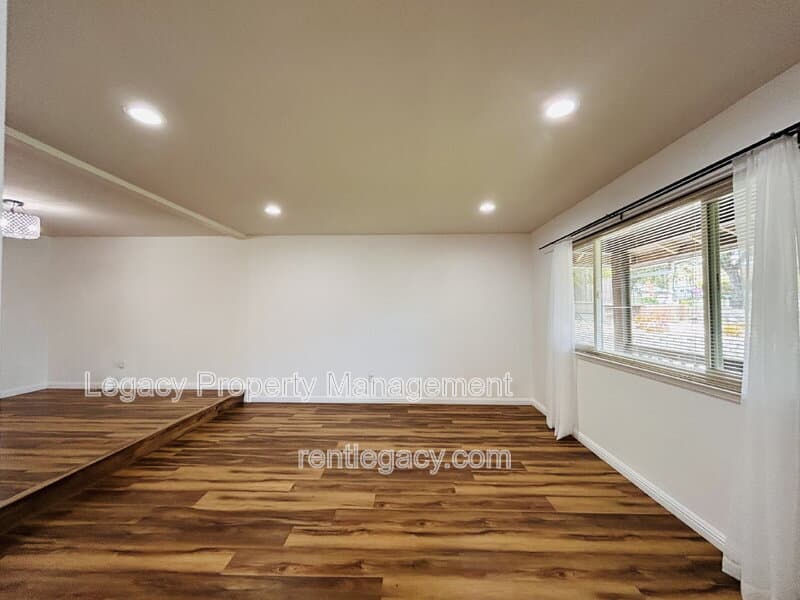 Fairfield House: 493 Dahlia St