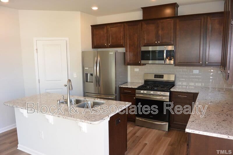 Apex House: 2909 Great Lawn Road
