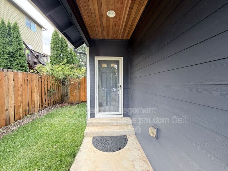 Salem House: 823 Crouchen St NW