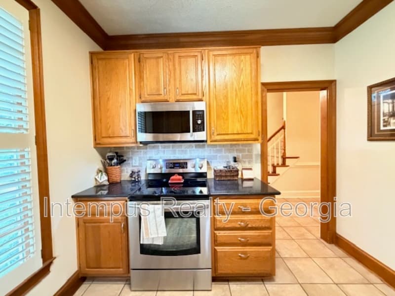 Roswell Townhome: 118 Weatherburne Dr