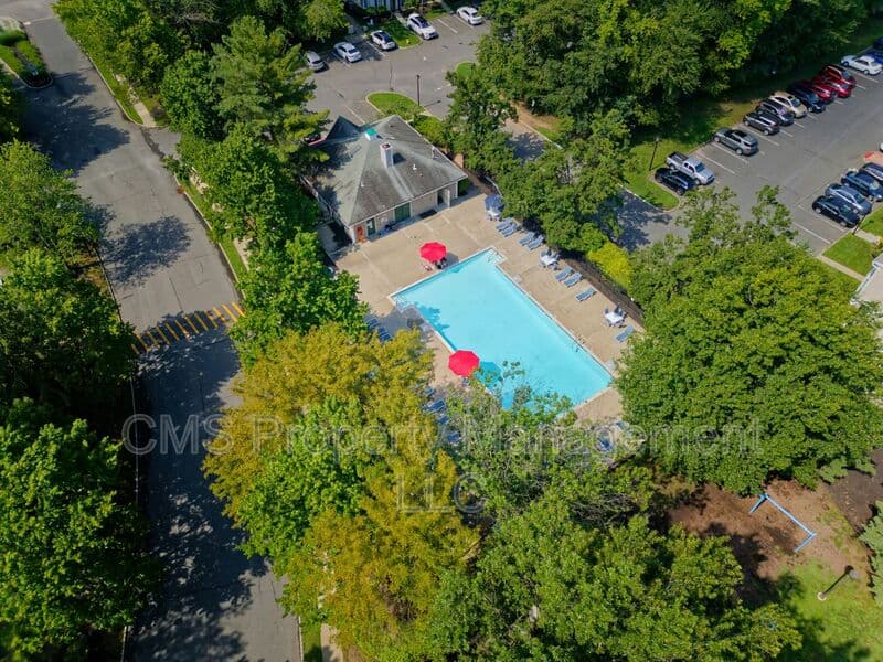 Hamilton Townhome: 96 Versailles Ct