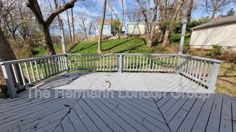 St Louis House: 227 Meadowcrest Dr