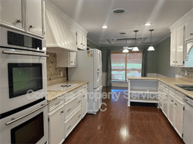 Woodway House: 902 Woodland West