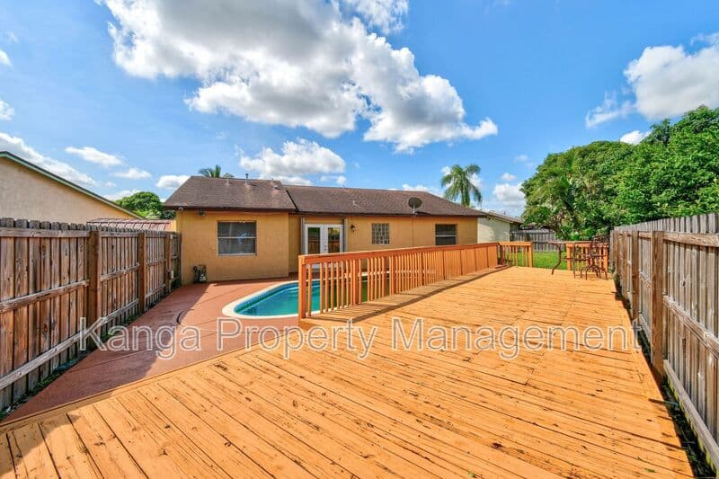 Greenacres House: 6126 Wauconda Way E