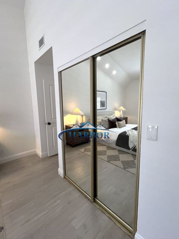 Hawthorne Townhome: 14468 Yukon Avenue