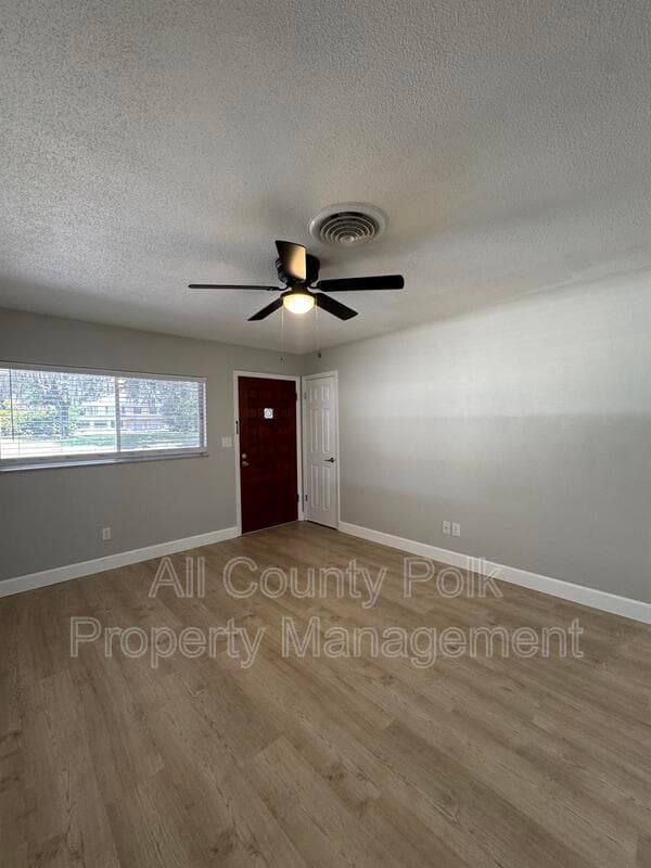 Bartow House: 2255 E Helen Cir