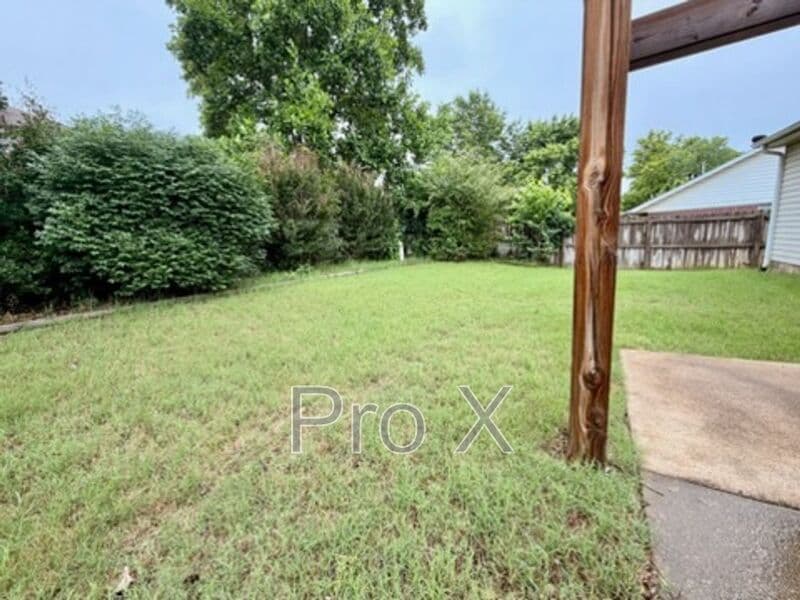 Fayetteville House: 833 S Eastview Drive
