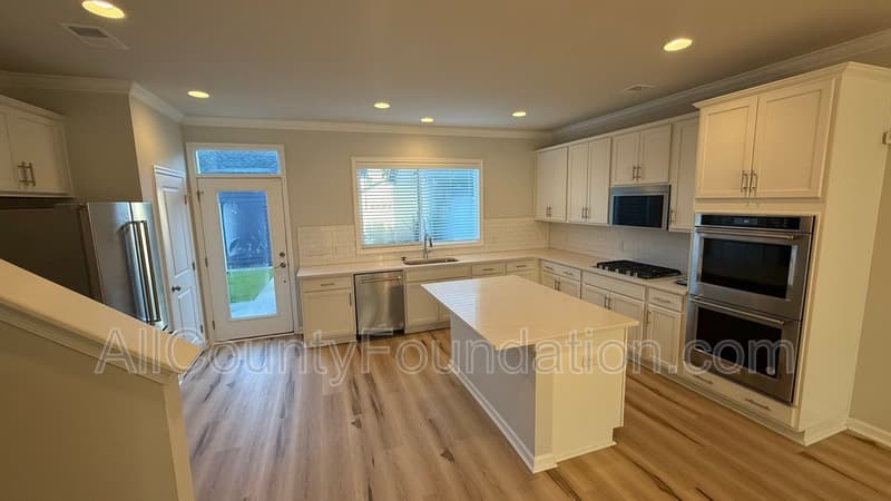 Summerville House: 612 Southview Lane
