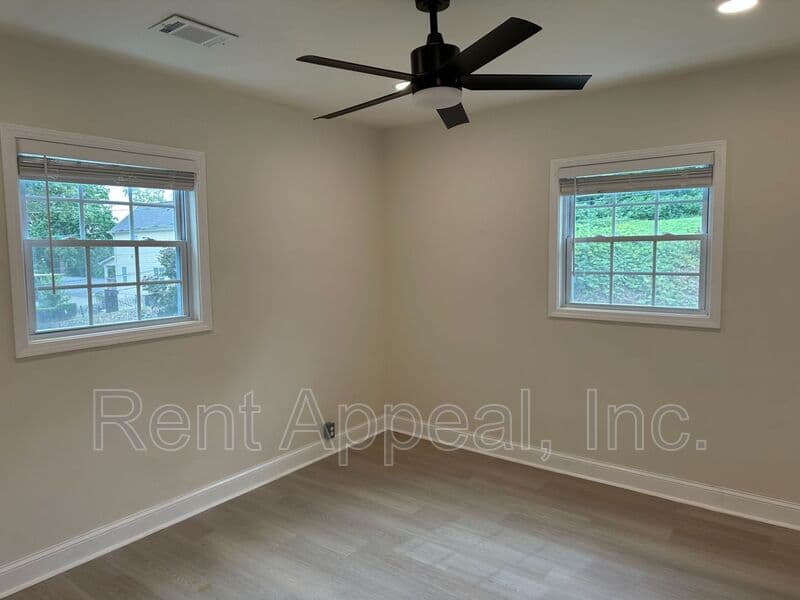 Atlanta House: 943 Violet St Se