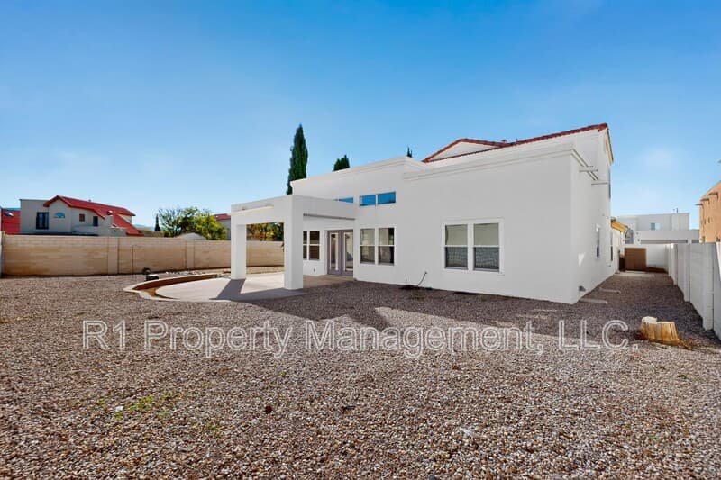Rio Rancho House: 233 Nicklaus Drive Southeast