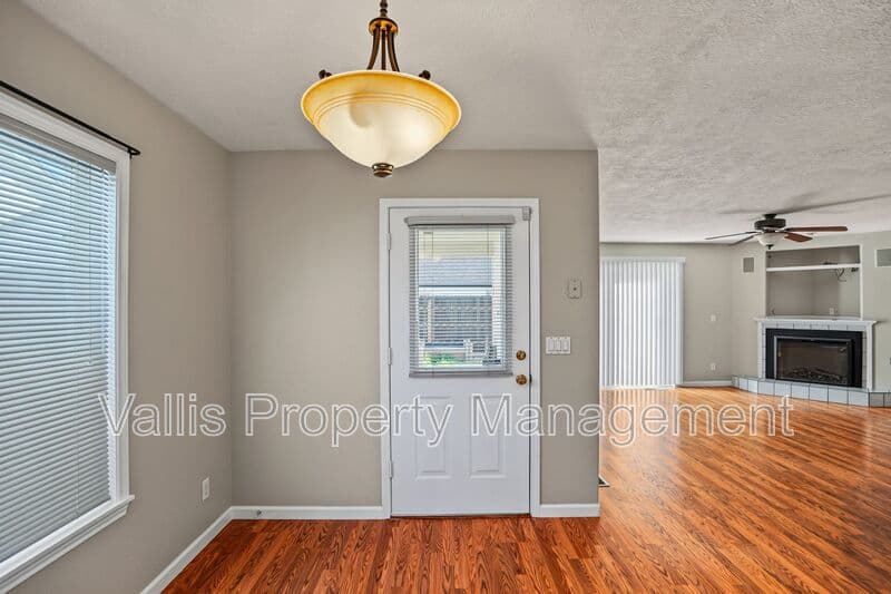 Salem House: 4468 Countryside Ct NE