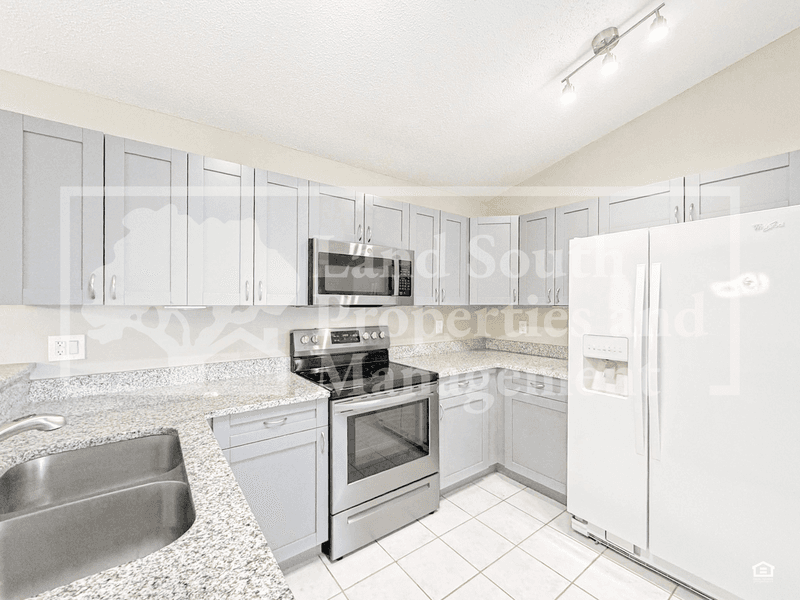 Lakeland House: 428 Emerald Cove Loop