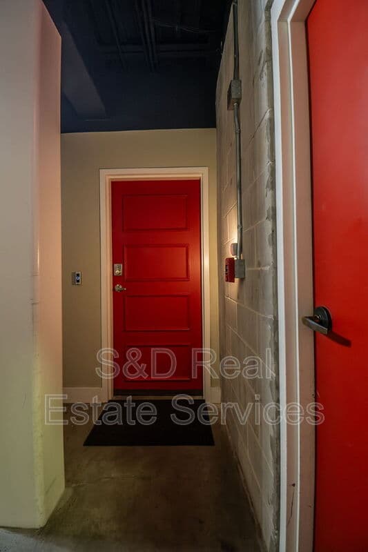 Lakeland House: 125 N Kentucky Ave