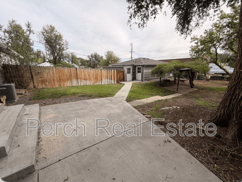 Lakewood House: 102 South Kendall Street