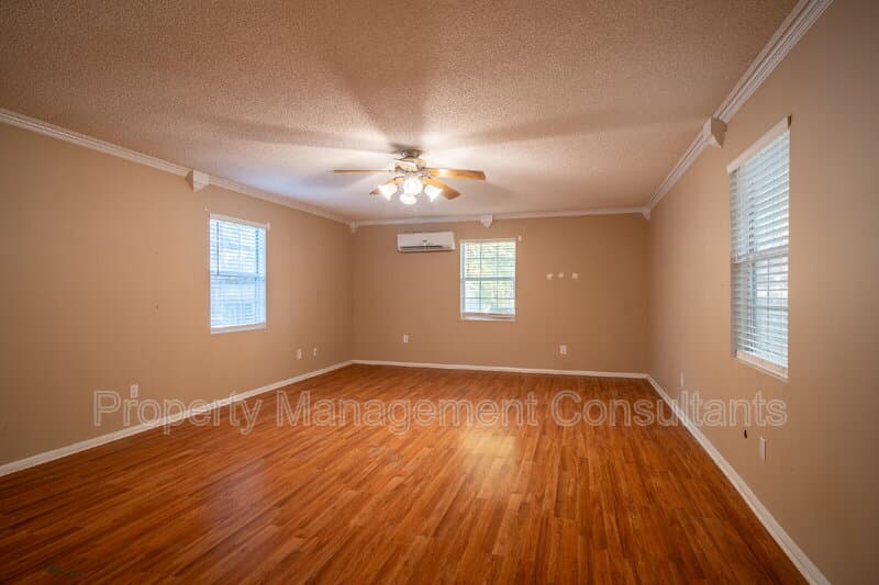 Huntsville House: 6604 Willow Ridge Road Northwest