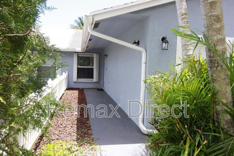 ROYAL PALM BEACH Townhome: 134 Sparrow Drive