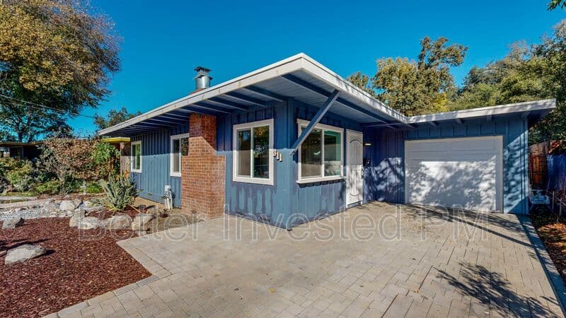 Santa Rosa House: 311 Lomitas Ln