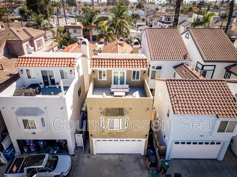 Huntington Beach House: 621 8th St