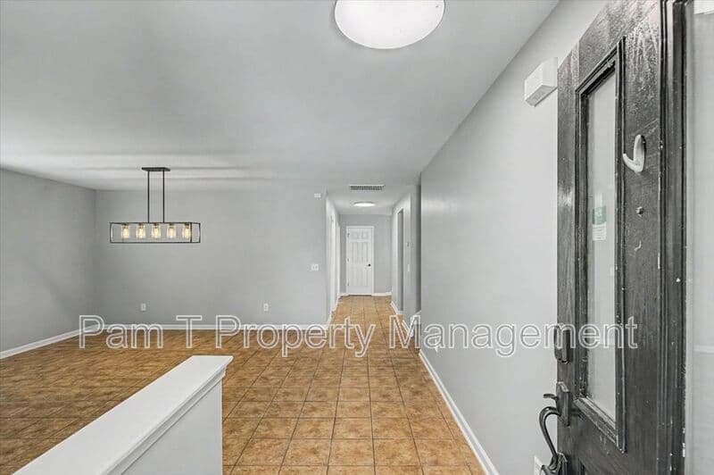 Pooler House: 4 Bainbridge Way