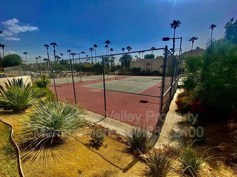 Palm Springs Condo: 5300 E Waverly Dr