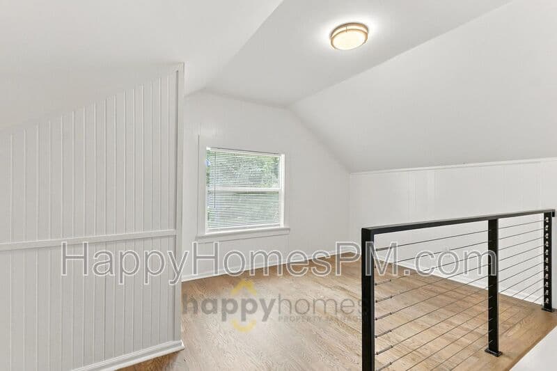 Summerville House: 111 Flicker Lane