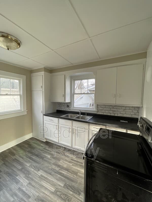 Freeport House: 1254 S Chicago Ave