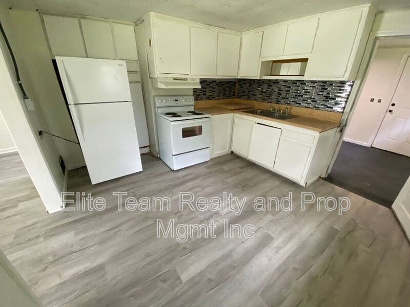 Lancaster House: 10646 Cyclone Dr