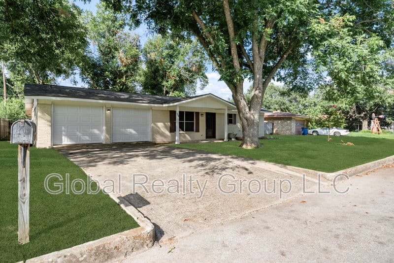 New Braunfels House: 138 Bobolink Dr