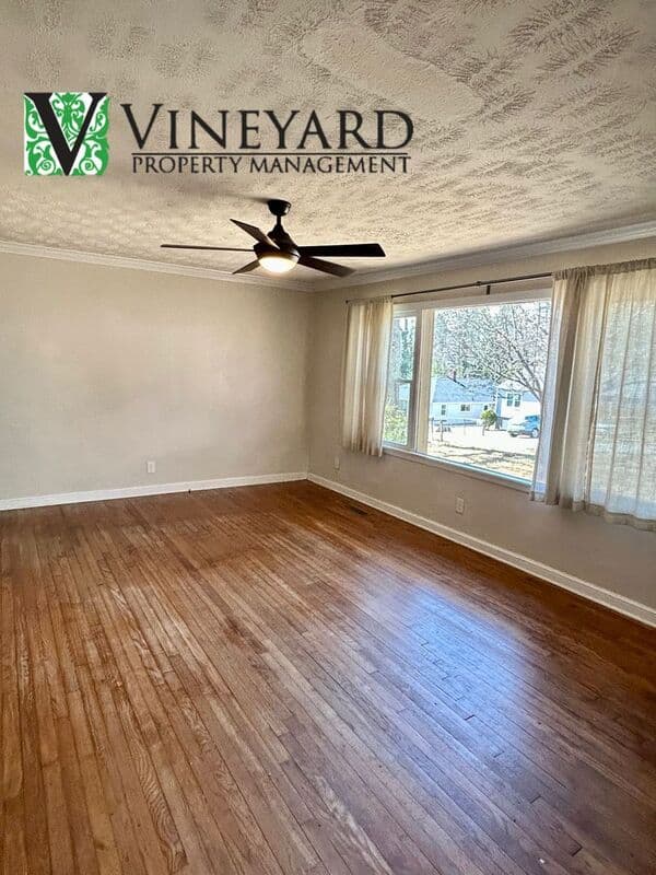 Smyrna House: 1995 Benson Ave SE