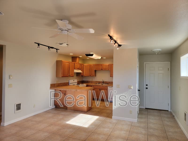 Redmond Condo: 219 NW 6th St