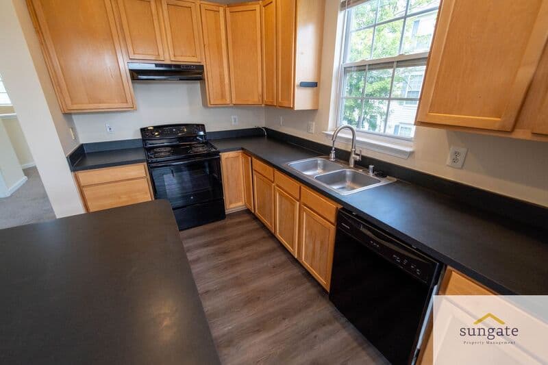 Rosedale Townhome: 11 Hallsdale Ct