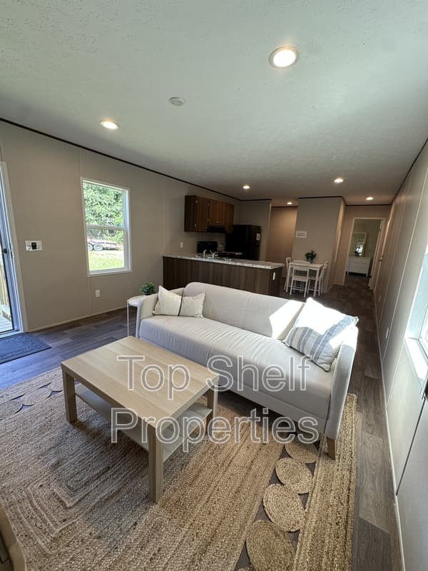 Daleville House: 74 Dilly Branch Road