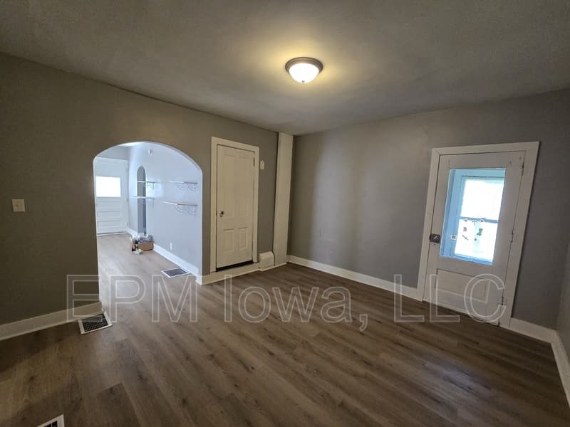 Waterloo House: 908 West 6th Street