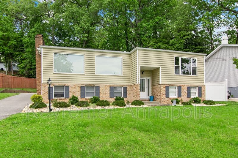 Crownsville House: 840 Valentine View