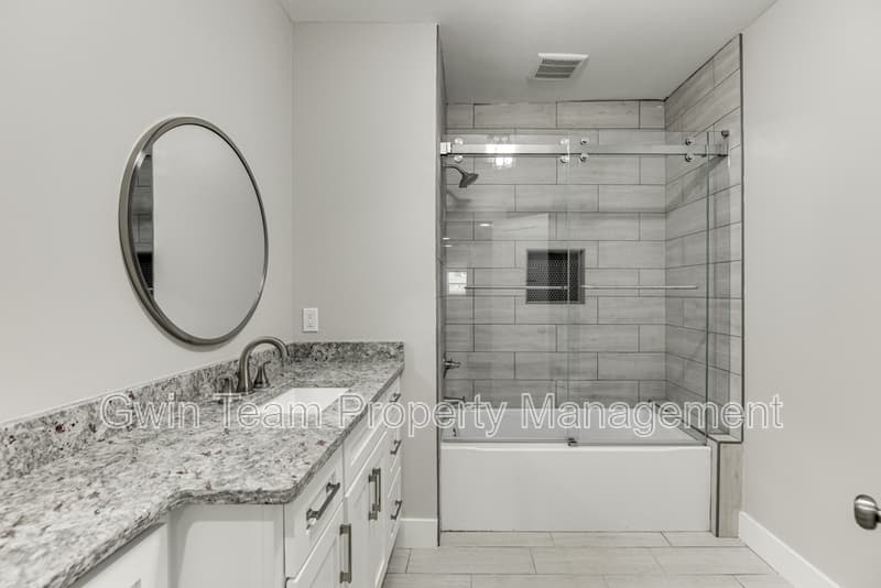 Buford House: 4615 S Lee Street