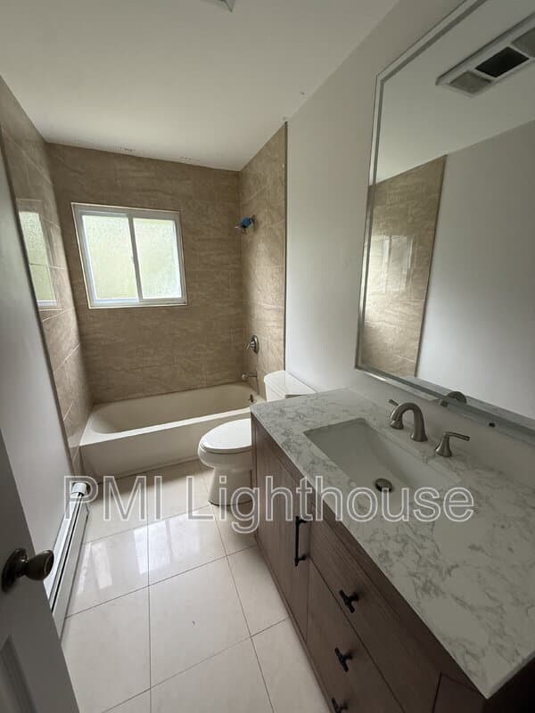 Ronkonkoma House: 2077 Feuereisen Ave