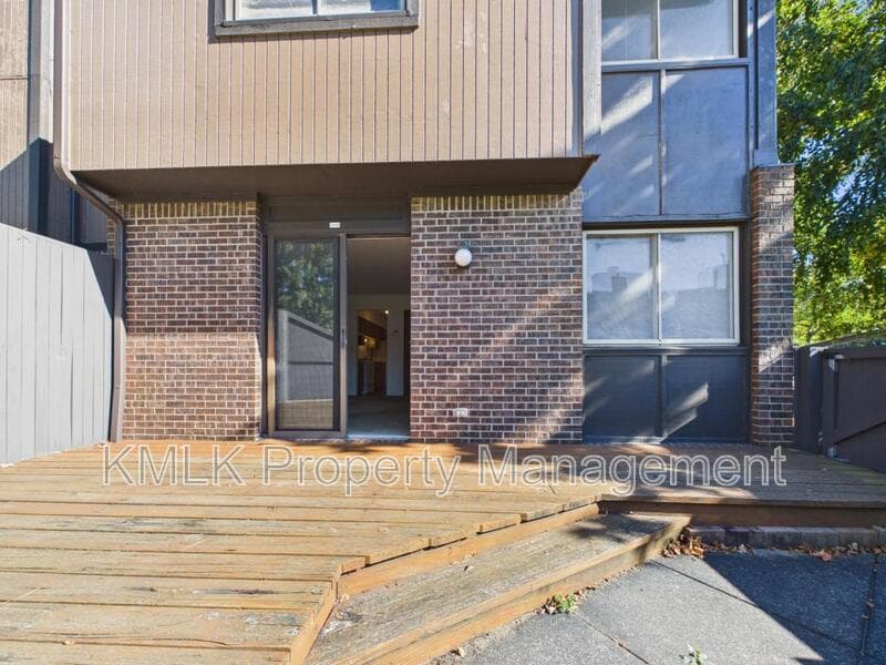 Akron Condo: 904 Quarry Dr