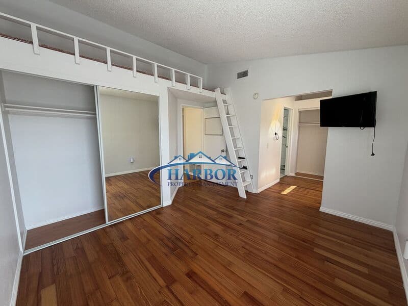Compton House: 720 Matthisen Cir
