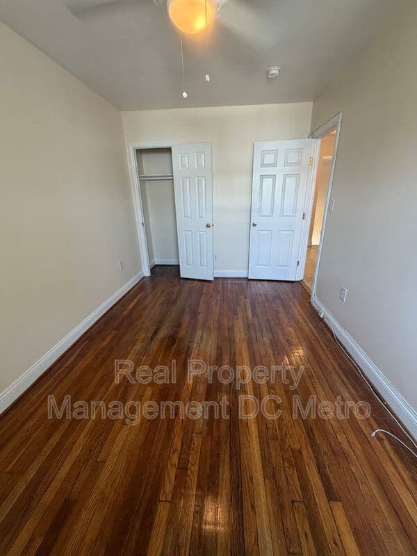 Washington House: 1924 E St NE