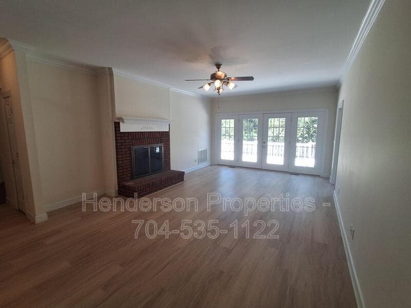 Norwood House: 5560 Old Thompson Rd