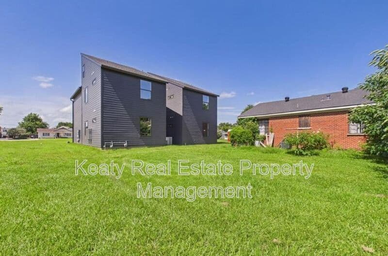 Lafayette House: 1120S Washington Street - Unit 201