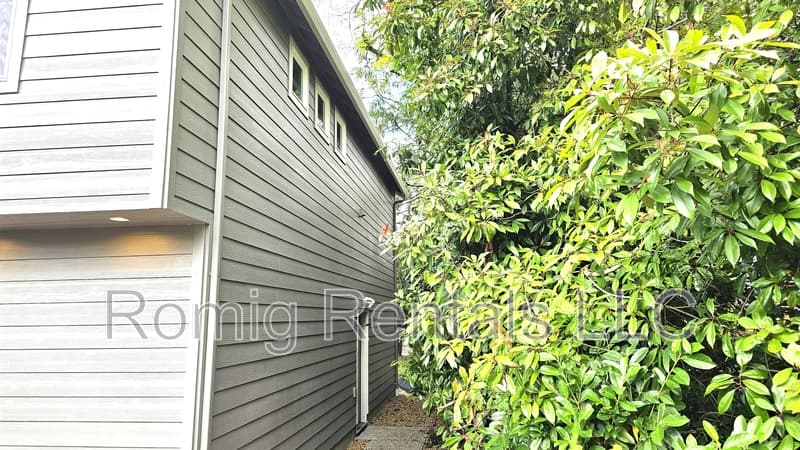 Vancouver House: 2111 E Mill Plain Blvd - A